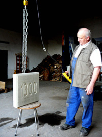 Herr Fürst beim Gießen einer der Jahrhundertplatten